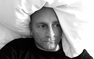 Depressiver Mann im Bett