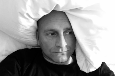 Depressiver Mann im Bett
