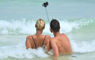 Glückliches Paar im Urlaub